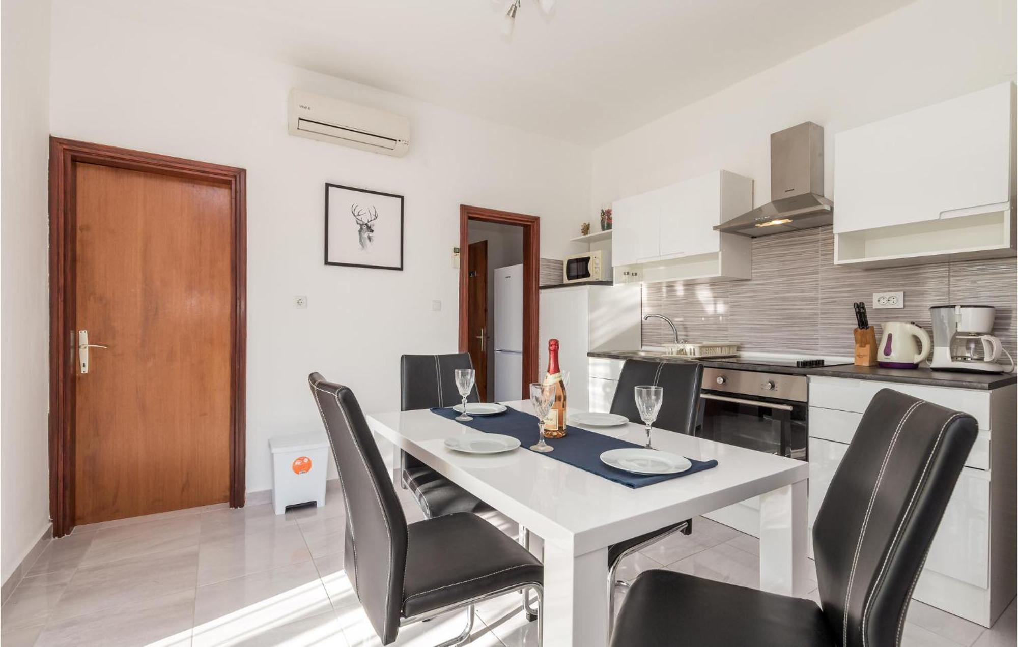 Pet Friendly Apartment In Kampor With Kitchen ภายนอก รูปภาพ