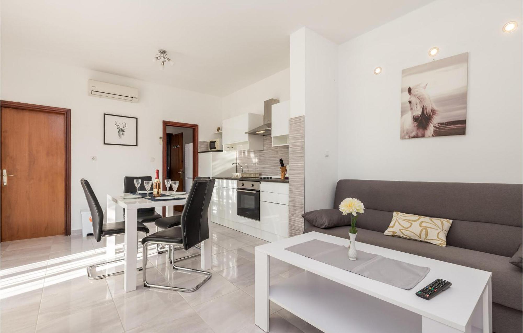 Pet Friendly Apartment In Kampor With Kitchen ภายนอก รูปภาพ